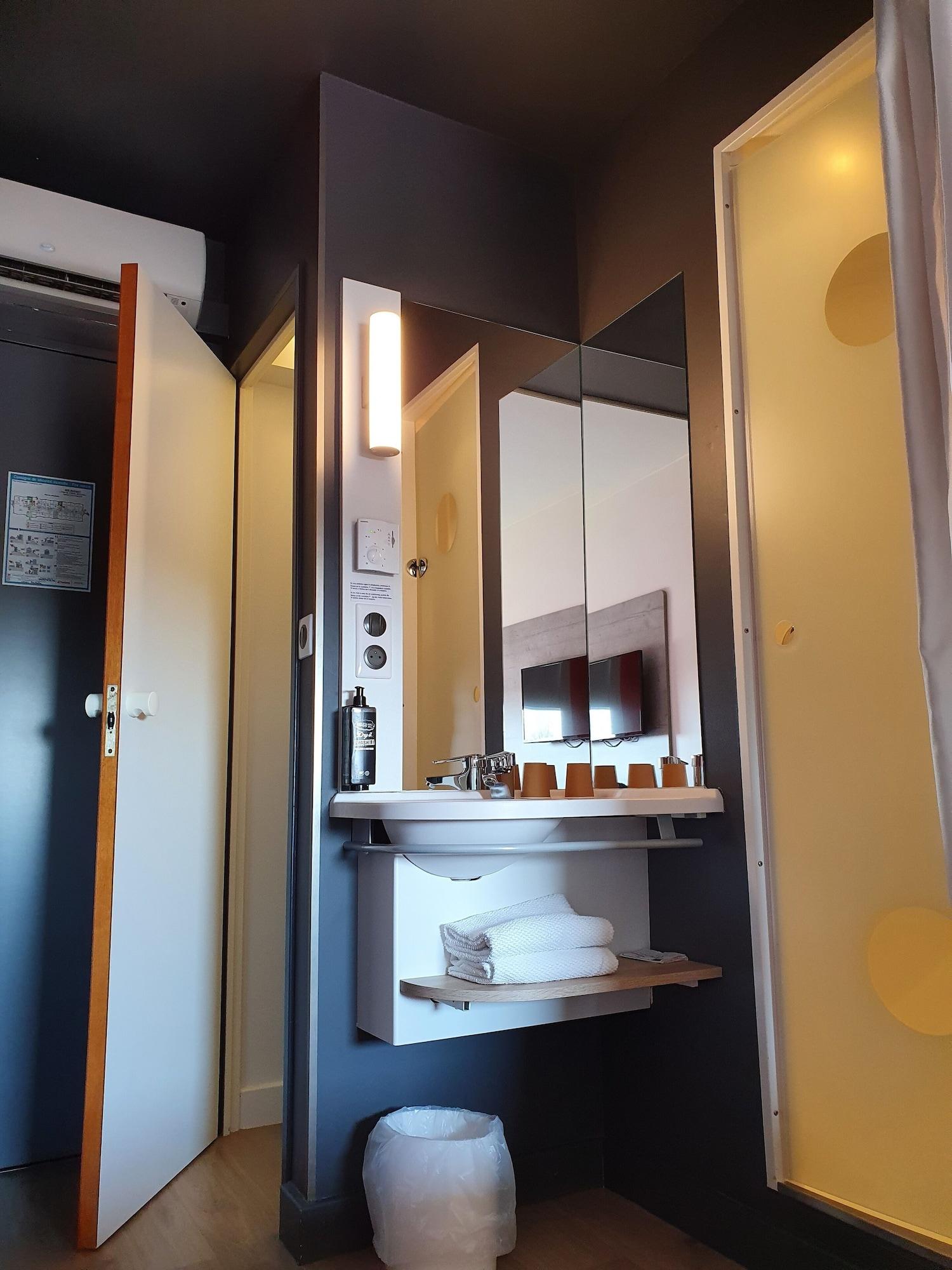 Ibis Budget Coutances Bagian luar foto