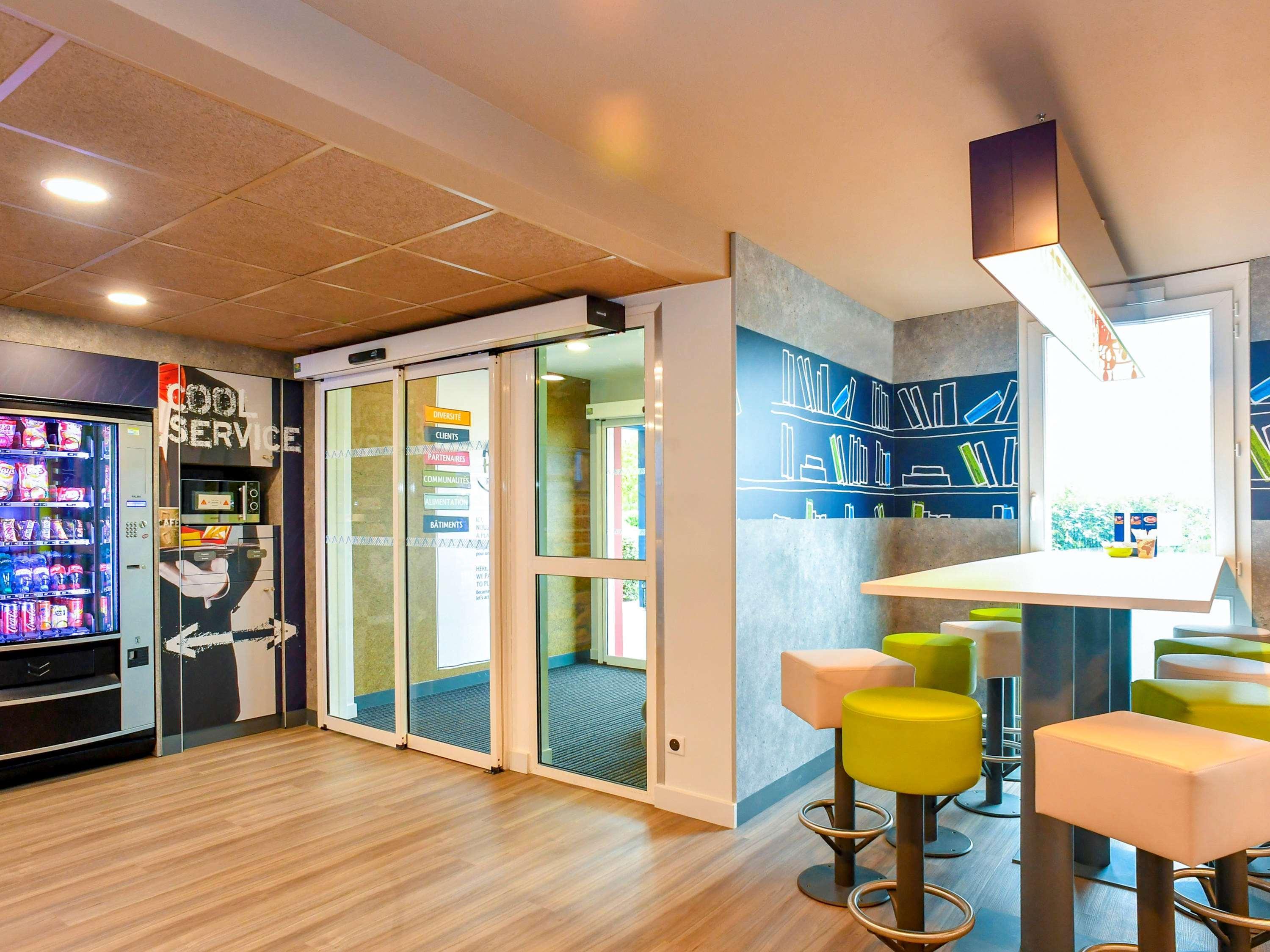 Ibis Budget Coutances Bagian luar foto