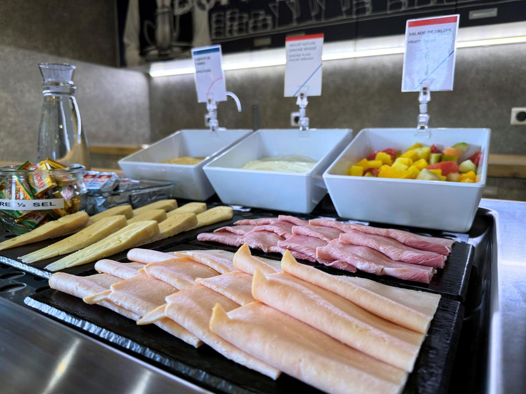 Ibis Budget Coutances Bagian luar foto