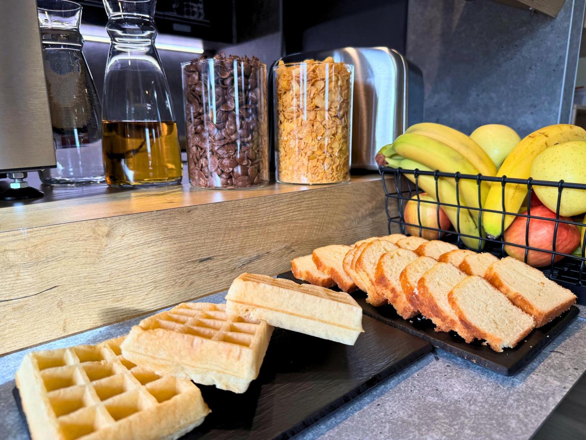 Ibis Budget Coutances Bagian luar foto