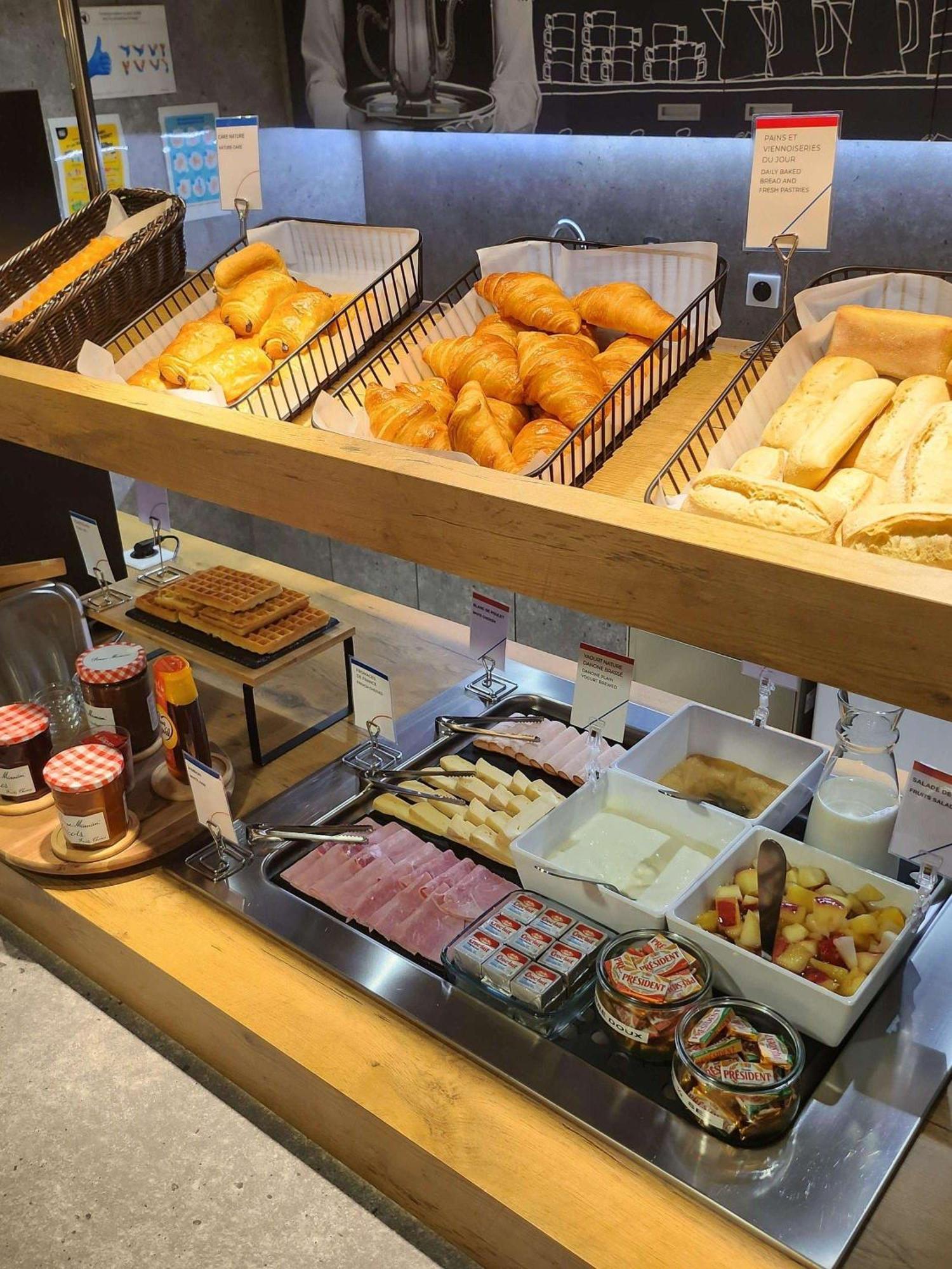 Ibis Budget Coutances Bagian luar foto