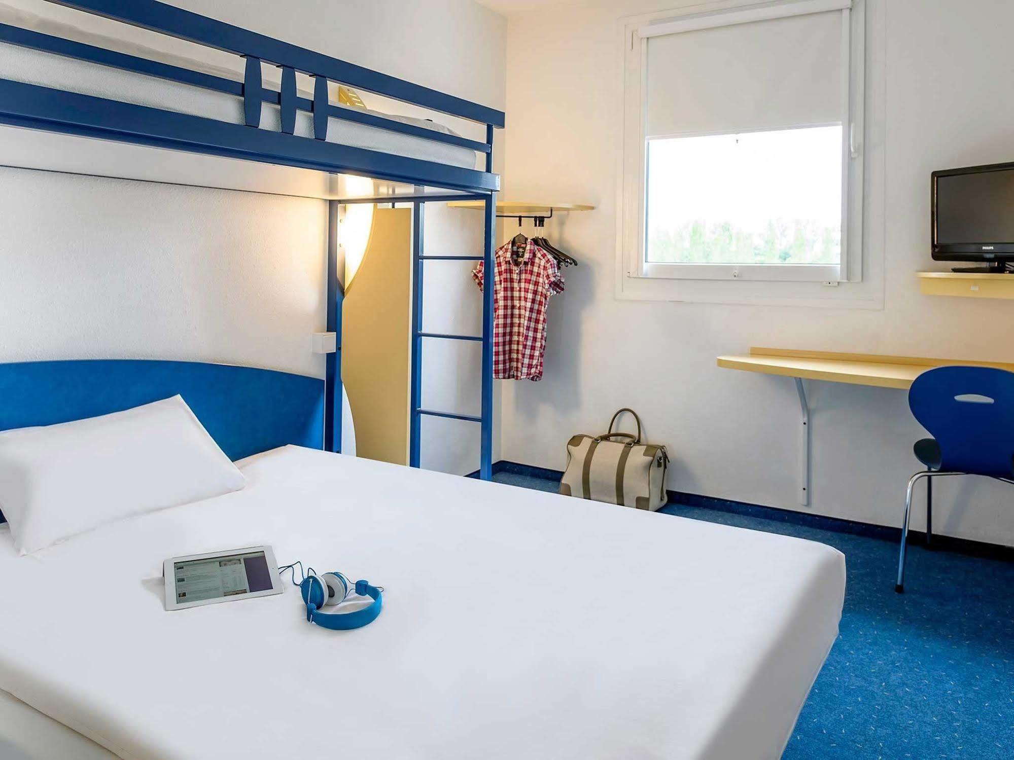 Ibis Budget Coutances Bagian luar foto