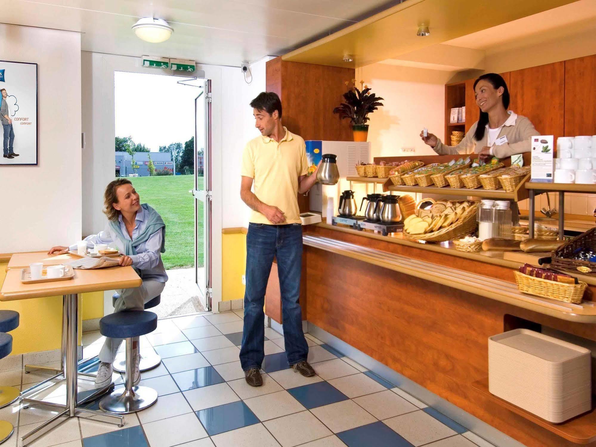 Ibis Budget Coutances Bagian luar foto